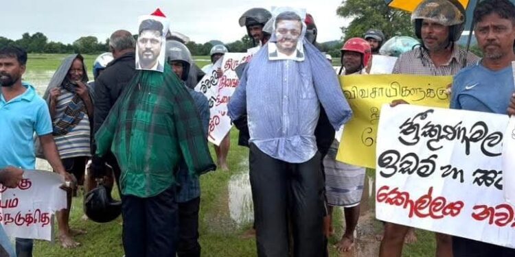 முத்துநகர் விவசாயிகள் கொடும்பாவி எரித்து நேற்று போராட்டம்