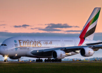 அவசரமாக தரையிறங்கிய உலகின் மிகப்பெரிய விமானம்!