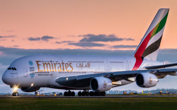 அவசரமாக தரையிறங்கிய உலகின் மிகப்பெரிய விமானம்!