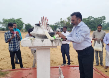 முள்ளிவாய்க்கால் நினைவு முற்றத்தில் அஞ்சலி செலுத்தினார் தொல் திருமாவளவன்