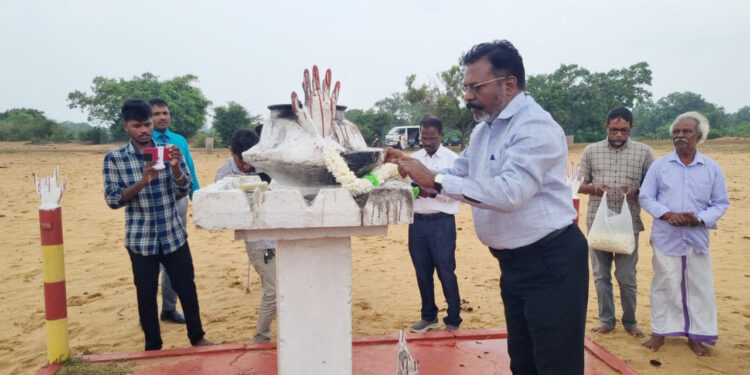 முள்ளிவாய்க்கால் நினைவு முற்றத்தில் அஞ்சலி செலுத்தினார் தொல் திருமாவளவன்