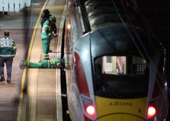 லண்டனில் ஓடும் ரயிலில் கத்திக்குத்து : 10 பேர் காயம்