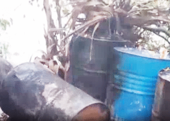 பொலிஸார் – பொதுமக்கள் இணைந்து கசிப்பு வேட்டை