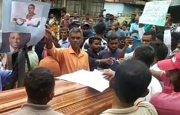 மலையகத்தில் மக்கள் சவப்பெட்டி போராட்டம்