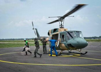 நெடுந்தீவிலிருந்து ஹெலிகொப்டரில் எடுத்து வரப்பட்ட விடைத்தாள்கள்