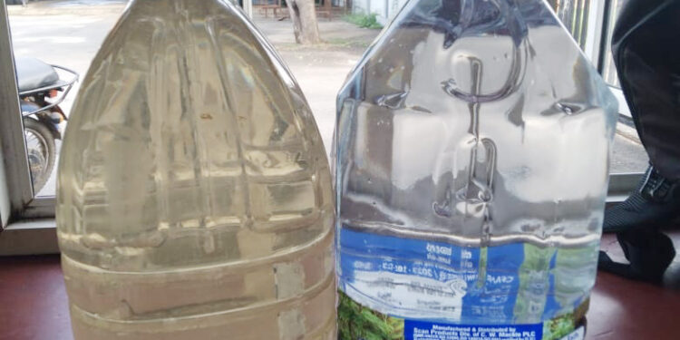 கிளிநொச்சியின் சில பகுதிகளுக்கு – சேற்று நீரின் நிறத்தில் குடிநீர்