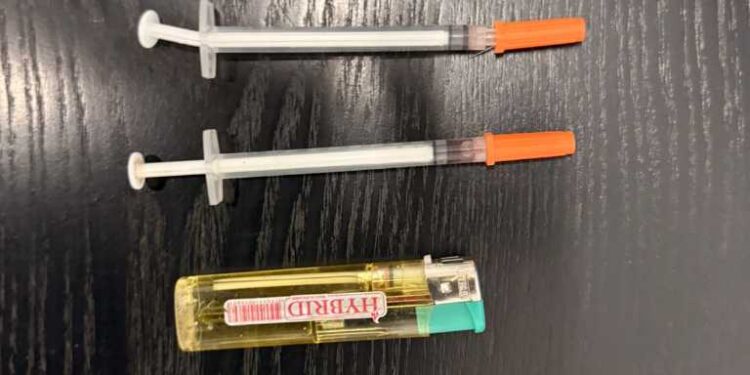 ஹெரோயின் நுகர்ந்த 3 பேர் கைது!