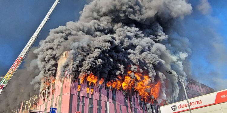 தென் கொரியாவின் பிரபல ஆடை அலங்கார மையத்தில் தீ பரவல்!