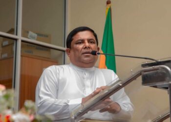 அரச ஊழியர்கள் விதிமுறைகளின்படி செயல்பட வேண்டும் : வஜிர அபேவர்த்தன