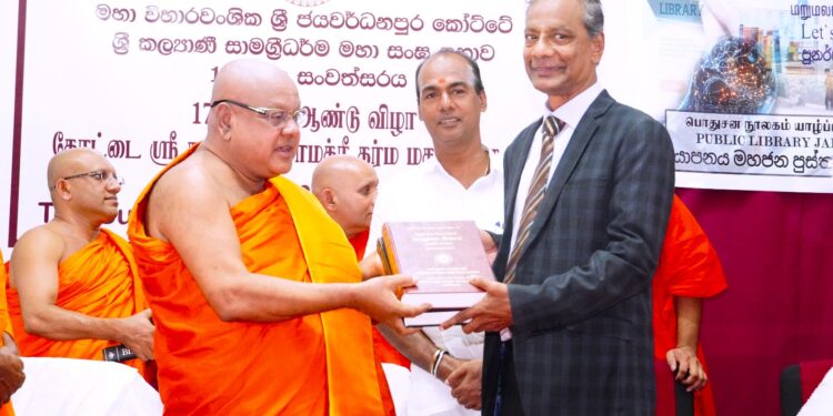 கோட்டை ஸ்ரீ கல்யாணி சாமக்ரீ தர்ம மகா சங்க சபையால் யாழ். பொதுநூலகத்துக்கு புத்தகங்கள்!