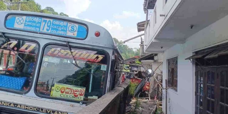 கம்பளை – கண்டி வீதியில் விபத்து : ஒருவர் பலி!