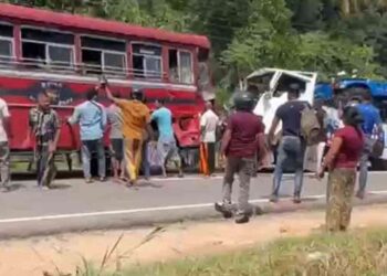 லொறியுடன் பேருந்து மோதி விபத்து!