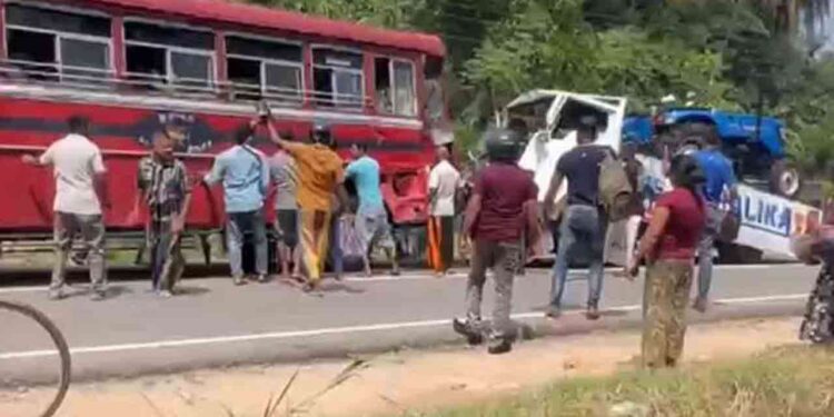 லொறியுடன் பேருந்து மோதி விபத்து!