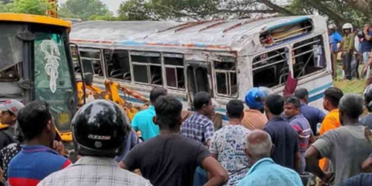 தலாவ பஸ் விபத்து : சாரதியின் கவனக்குறைவே காரணம்