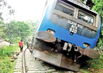 200 மீட்டர் தூரம் காரை இழுத்துச் சென்ற ரயில்!