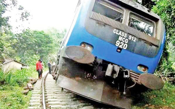 200 மீட்டர் தூரம் காரை இழுத்துச் சென்ற ரயில்!