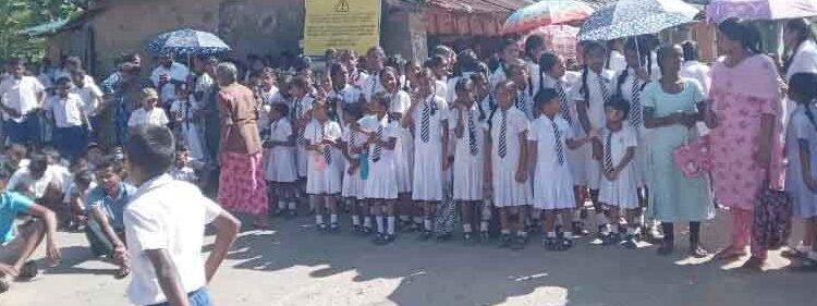 பாடசாலை காணியை உரிமை கோரிய பிரதேச சபை உறுப்பினர் – மாணவர்கள், பெற்றோர் ஆர்ப்பாட்டம்