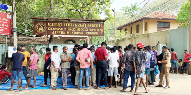 வீதியில் நிற்பவர்களை சந்திக்க தயாரில்லையாம்