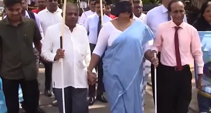 கண்களைக் கட்டி வீதியில் நடந்த கொழும்பு மேயர்!