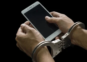 பாதணிக்குள் கைத்தொலைபேசிகளை வைத்து சிறைக் கைதிக்கு கொடுக்க முயன்ற இருவர் கைது