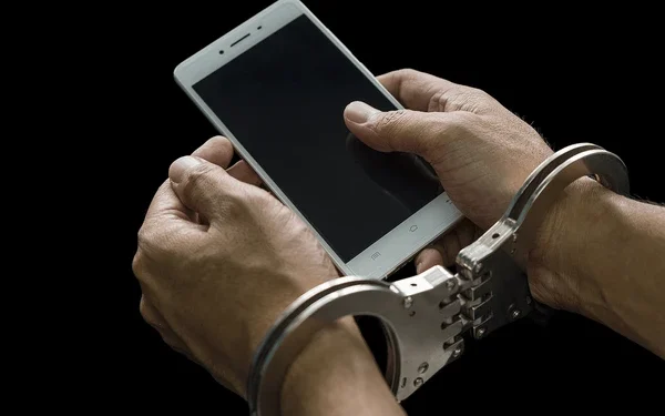 பாதணிக்குள் கைத்தொலைபேசிகளை வைத்து சிறைக் கைதிக்கு கொடுக்க முயன்ற இருவர் கைது