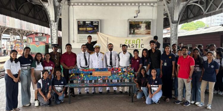 மருதானை ரயில் நிலையத்துக்கு பயணிகள் இருக்கை கையளிப்பு