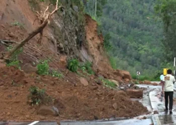 UPDATE : பதுளையில் மண்சரிவு : 21 பேர் உயிரிழப்பு!