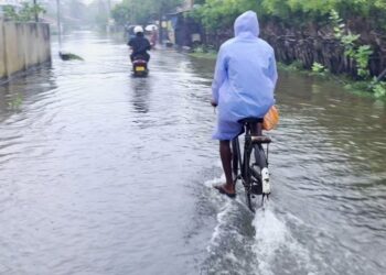 வெள்ளத்தில் மூழ்கிய யாழ். காரைநகர் வீதி