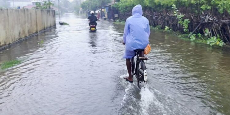 வெள்ளத்தில் மூழ்கிய யாழ். காரைநகர் வீதி