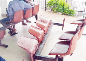 உடைந்த இருக்கைகளை சீர்செய்ய வேண்டும்