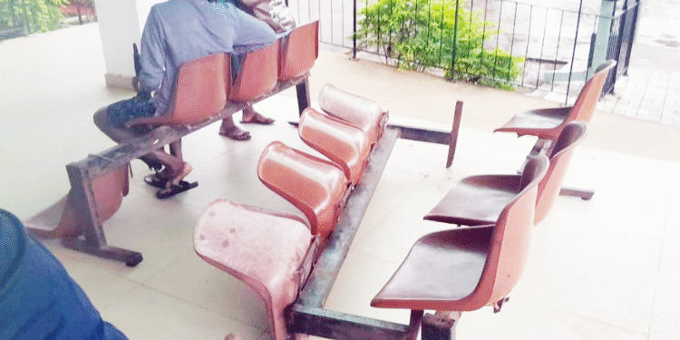 உடைந்த இருக்கைகளை சீர்செய்ய வேண்டும்