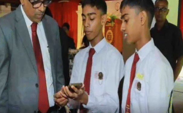 ஏஐ ரோபோவை உருவாக்கிய மாணவர்களுக்கு தொழில்நுட்ப அமைச்சினால் அங்கீகாரம்!