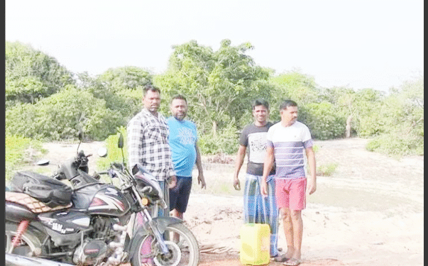 காட்டுப்பகுதி முற்றுகை: கசிப்பு குடிக்க இருந்தோர் தப்பியோட்டம்