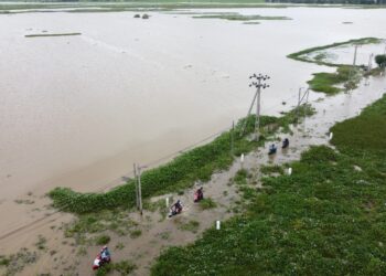 மழை வெள்ளத்தால் துண்டிக்கப்பட்ட கிராம தொடர்பு!