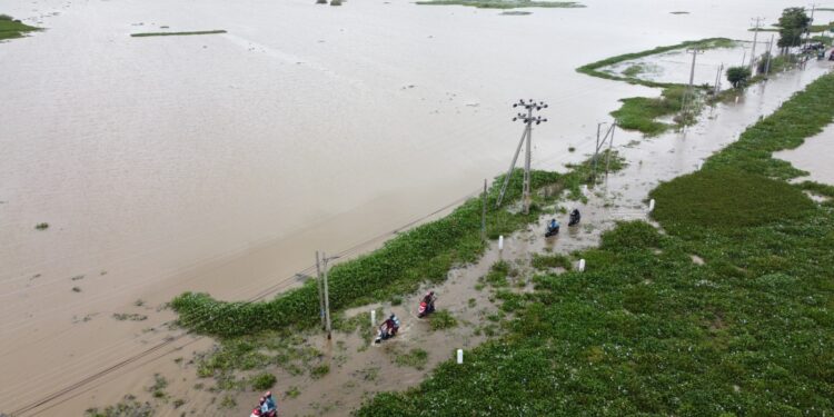 மழை வெள்ளத்தால் துண்டிக்கப்பட்ட கிராம தொடர்பு!