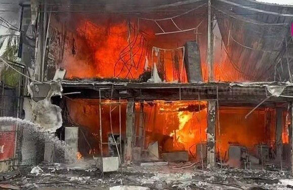 வவுனியாவில் இலத்திரனியல் காட்சியறையில் தீ பரவல்