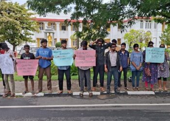 திருகோணமலையில் இளைஞர்கள் கறுப்பு துண்டால் கண்களை கட்டி போராட்டம்