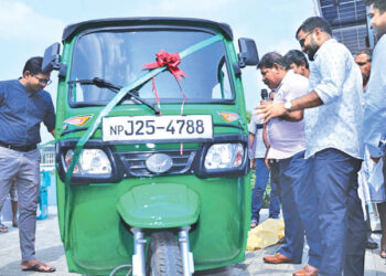 யாழ்ப்பாணத்தில் தயாரிக்கப்பட்ட  முச்சக்கரவண்டி!