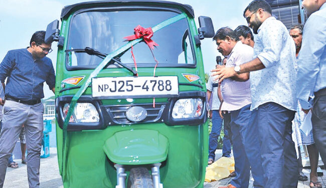 யாழ்ப்பாணத்தில் தயாரிக்கப்பட்ட  முச்சக்கரவண்டி!