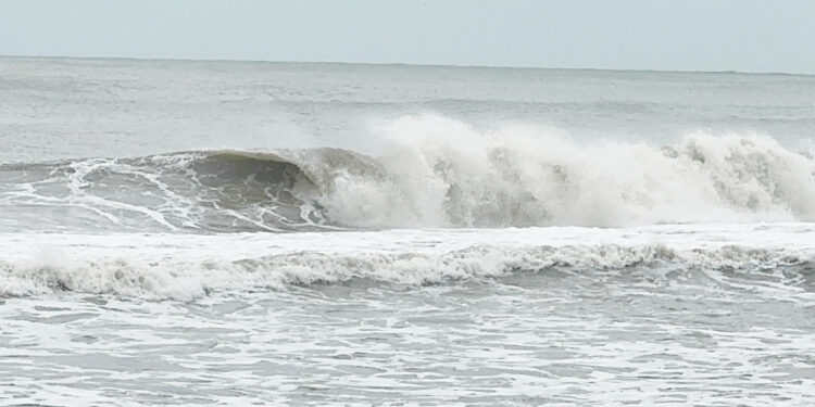 முல்லையில் இன்னும் குறையாத கடலலை!