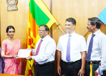 அரச சேவையாளர்கள் அனைவரும் அமரும் கதிரைக்கு பாரமாக அல்லாமல், அதற்கு பெருமை சேர்க்க வேண்டும்