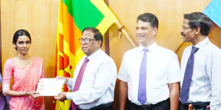 அரச சேவையாளர்கள் அனைவரும் அமரும் கதிரைக்கு பாரமாக அல்லாமல், அதற்கு பெருமை சேர்க்க வேண்டும்