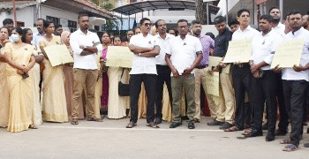 பெண் கிராம அலுவலர் மீது தாக்குதல் முயற்சி – போராட்டத்தில் குதித்த கிராம அலுவலர்கள்