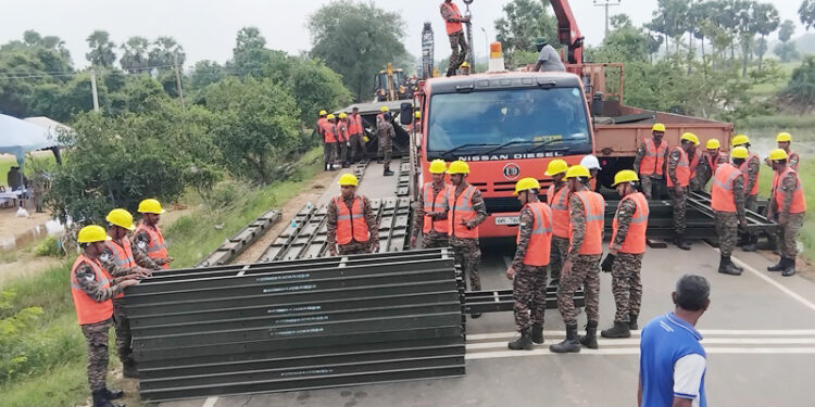 இந்திய இராணுவ பொறியியல் பிரிவினால் பாலம் புனரமைப்பு!