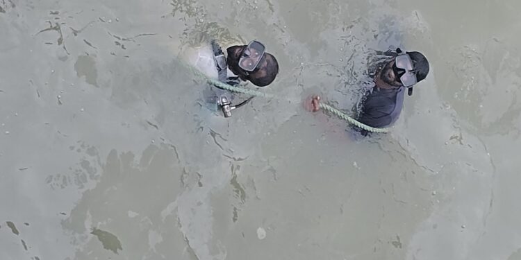 மன்னாரில் நீரில் மூழ்கிய படகுகளை மீட்கும் பணிகள் முன்னெடுப்பு
