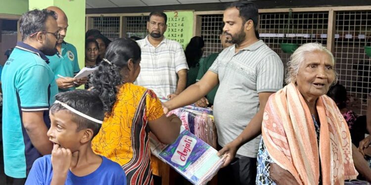 கனமழையால் பாதிக்கப்பட்ட மக்களுக்கு – சாவகச்சேரி கைத்தொழில் வணிகர் மன்றத்தால் பொருட்கள்