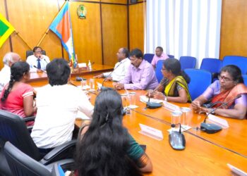 பாதிக்கப்பட்ட மக்களை தேடிச் சென்று அதிகாரிகள் உதவிட வேண்டும்