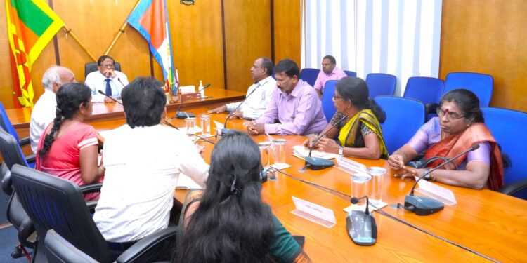 பாதிக்கப்பட்ட மக்களை தேடிச் சென்று அதிகாரிகள் உதவிட வேண்டும்