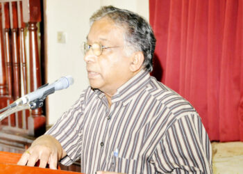 தமிழ் மொழியில் பயிற்சி பெறும் முன்பள்ளி ஆசிரியர்களுக்கான பரீட்சை ஆங்கிலத்தில்