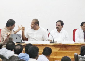 இந்தக் குரங்கை ஏன் என் பக்கத்தில் அமர்த்தினீர்கள்?